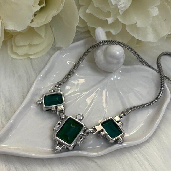 VINTAGE FAUX EMERALD & CRYSTAL NECKLACE - Picture 8 of 9